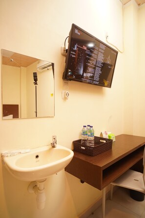 Bathroom - OYO 147 Hotel Winer (Palembang)
