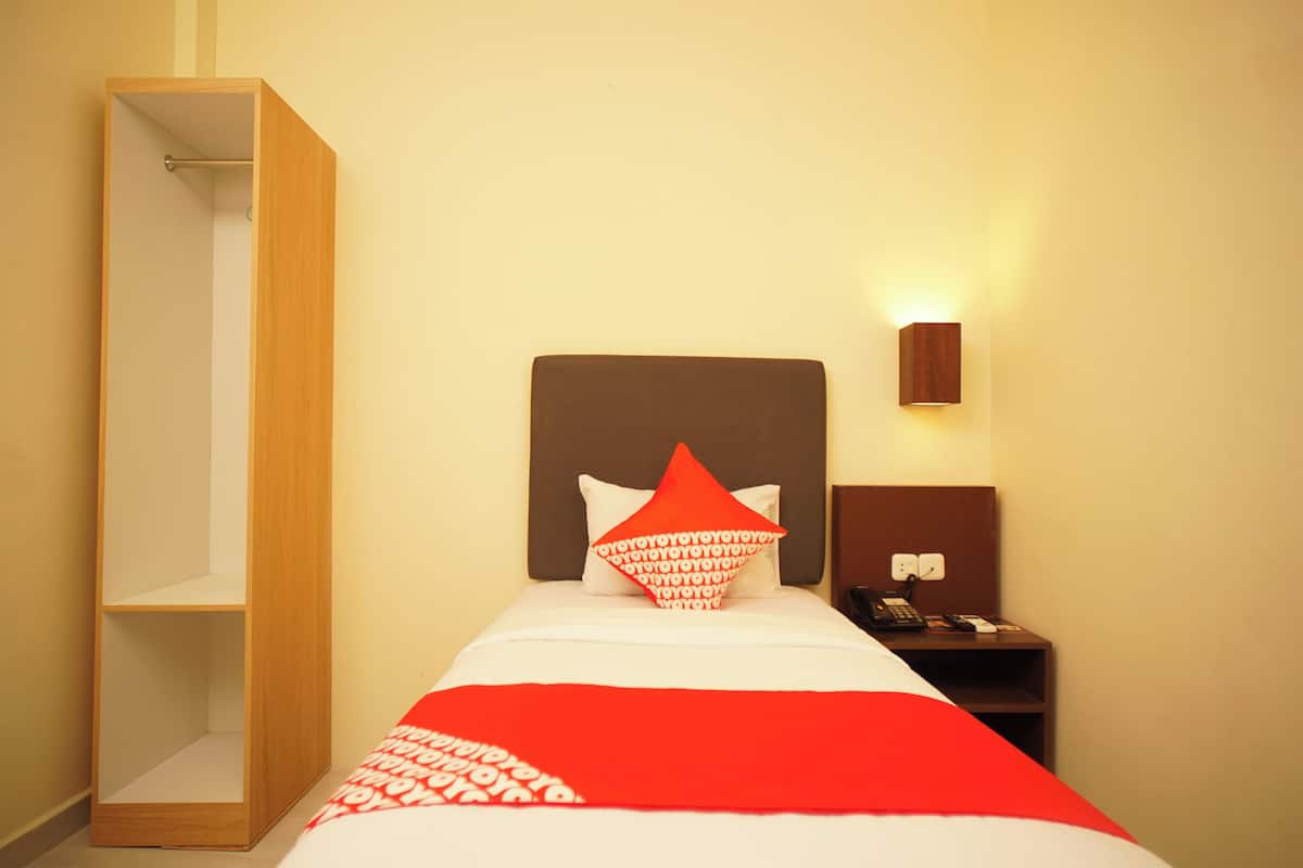 Desk, free WiFi, bed sheets