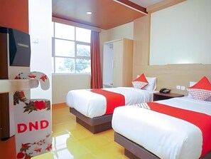 Desk, free WiFi, bed sheets - OYO 147 Hotel Winer (Palembang)
