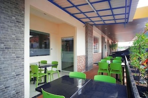 Outdoor dining - OYO 147 Hotel Winer (Palembang)