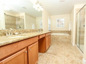 Familienvilla, Whirlpool, zum Garten hin | Badezimmer | Regendusche, Haartrockner, Handtücher, Toilettenpapier