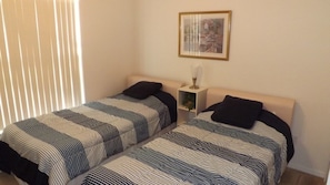 Familjevilla - privat pool - trädgård | 4 sovrum, strykjärn/strykbräda, wi-fi och sängkläder