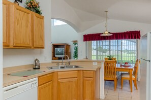 Perhehuvila, poreamme, puutarha-alue | Jaetut keittiötilat | Jääkaappi, mikroaaltouuni, uuni