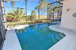 En säsongsöppen utomhuspool och solstolar