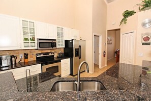 Perhehuvila, poreamme, puutarha-alue | Jaetut keittiötilat | Jääkaappi, mikroaaltouuni, uuni