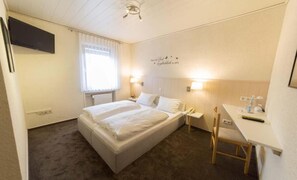 Desk, blackout curtains, free WiFi, bed sheets - Hotel Thielmann (Mittenaar)
