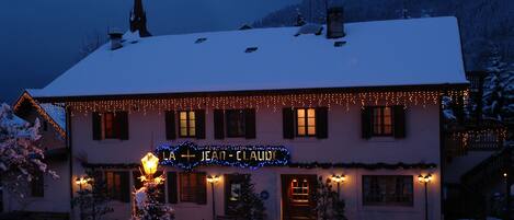 Fachada de la propiedad por la tarde o noche