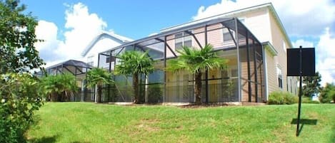 Villa familiar, balcón, en el área del jardín | Jardín