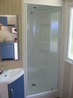 Maison mobile | Salle de bain | Douche, serviettes fournies