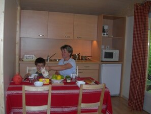 Chalet rustique (Charly) | Cuisine privée | Réfrigérateur, four à micro-ondes, surface de cuisson