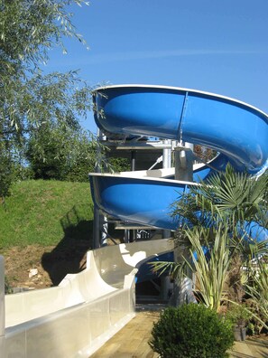 Máng trượt nước