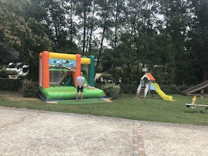 Zona de juegos infantil al aire libre