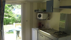 Mobile Home | Private kitchen | Fridge, microwave, stovetop, cookware/dishes/utensils
