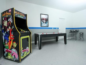 Villa familiale, baignoire à remous, côté jardin | Salle de jeux