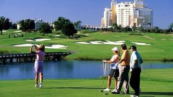 Vila família, banheira de imersão, no jardim | Golfe