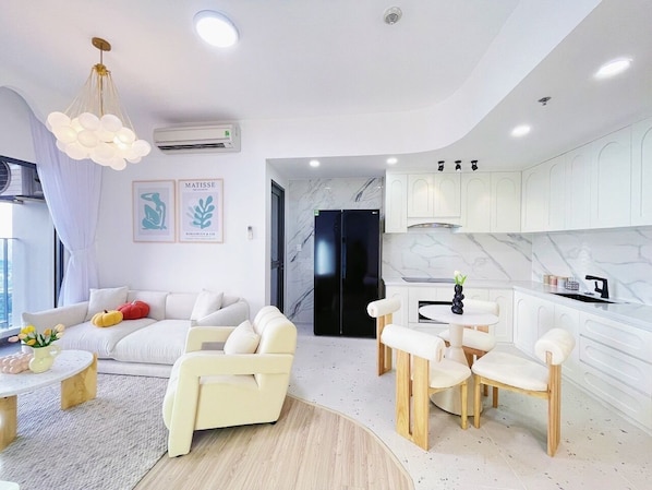 Appartement luxueux, 1 chambre, vue sur la ville | Cuisine privée | Réfrigérateur, four à micro-ondes, un four, surface de cuisson