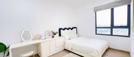 Luxe appartement, 1 slaapkamer, uitzicht op de stad | 2 slaapkamers, een bureau, een strijkplank/strijkijzer, gratis wifi