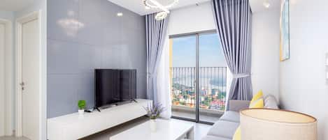Apartamento Gallery, 2 habitaciones, vistas al río | Zona de estar | Una televisión de pantalla plana