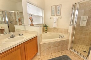 Villa familiar, balcón, en el área del jardín | Baño | Regadera tipo lluvia, secadora de cabello, toallas, papel de baño 