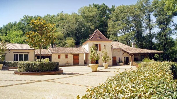 A traditional villa with a tiled roof, surrounded by lush greenery and a clear sky. - Moulin des Sandaux Natur'park (Saint-Andre-et-Appelles)