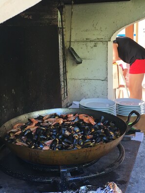 Breakfast and dinner served, local cuisine - Moulin des Sandaux Natur'park (Saint-Andre-et-Appelles)