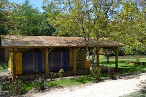 Traditional Cabin | Bathroom | Shower, towels - Moulin des Sandaux Natur'park (Saint-Andre-et-Appelles)
