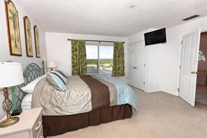 Perhehuvila, parveke, puutarha-alue | 6 makuuhuonetta, kannettavalle tietokoneelle sopiva työtila