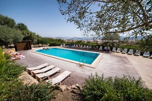 Piscina stagionale all'aperto, lettini