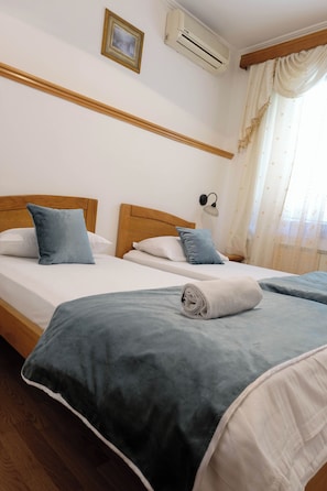 Quarto casal ou duplo conforto | Quartos à prova de som, ferros/tábuas de passar roupa, Wi-Fi de cortesia