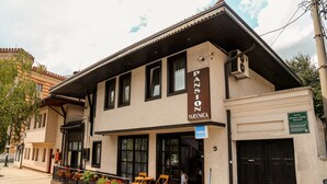 A building with a sign reading "Pansion Vijeonica" and a plaque indicating "Ulica Mustaj Pasin Medalja." - Guest House Vijecnica (Sarajevo)