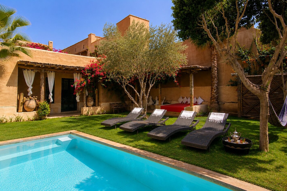 Una piscina al aire libre, sillones reclinables de piscina