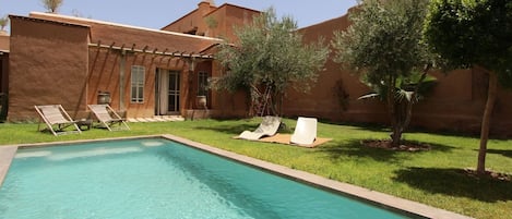 Traditional Villa, Private Bathroom, Courtyard View | Kolam renang terbuka | Kolam renang terbuka, kerusi lepak pantai