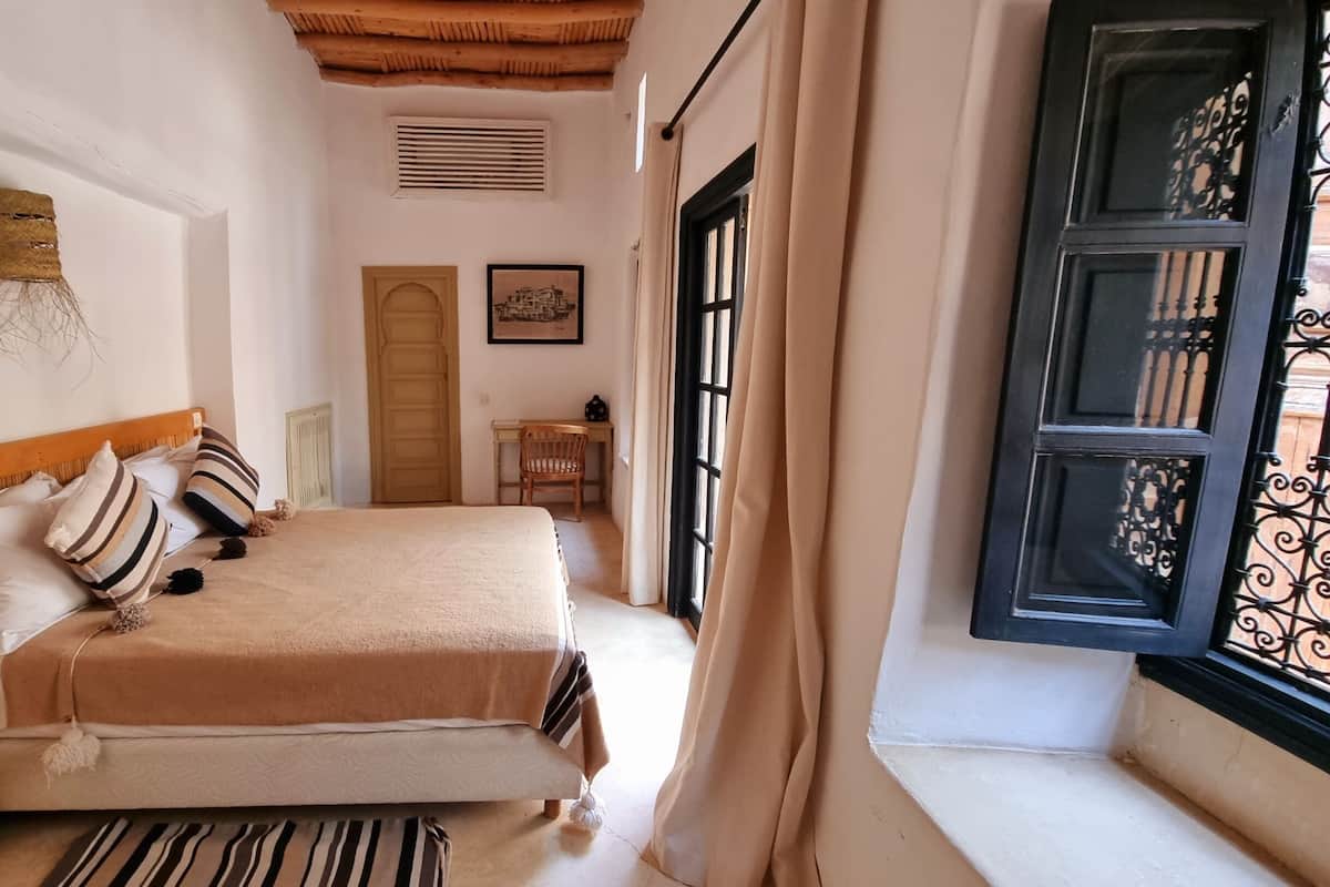 Premium bedding, in-room safe, individually decorated