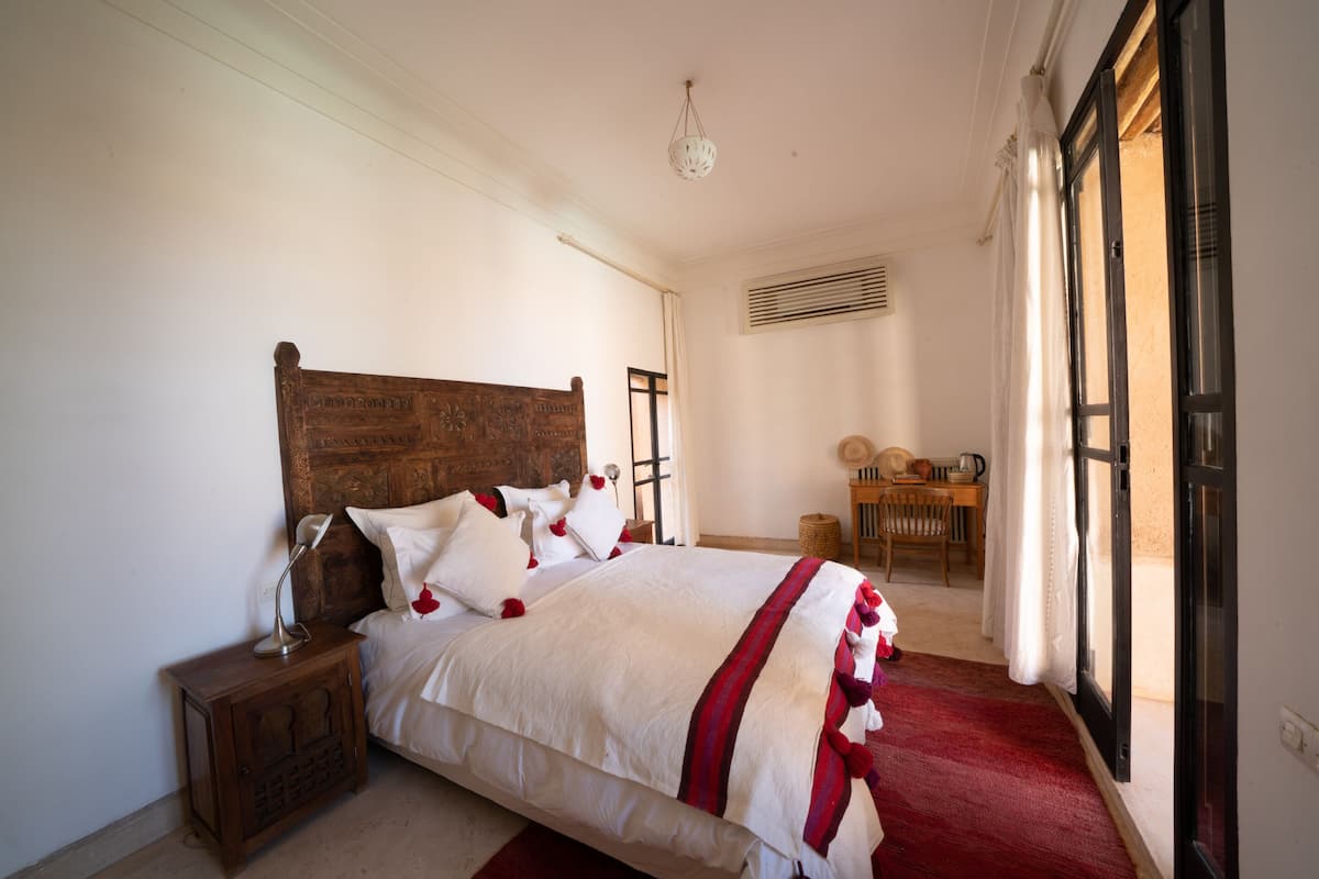 Premium bedding, in-room safe, individually decorated