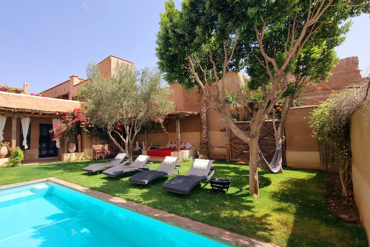 Kahden hengen superior-huone, 1 keskisuuri parisänky, näköala uima-altaalle | 1 makuuhuone, ylelliset vuodevaatteet, tallelokero huoneessa