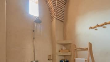 Suite familiar, baño privado | Baño | Bañera profunda y cabezal de ducha tipo lluvia