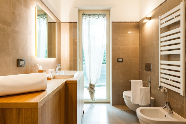 Apartment, 1 Queen-Bett und Schlafsofa | Badezimmer | Dusche, Regendusche, kostenlose Toilettenartikel, Haartrockner