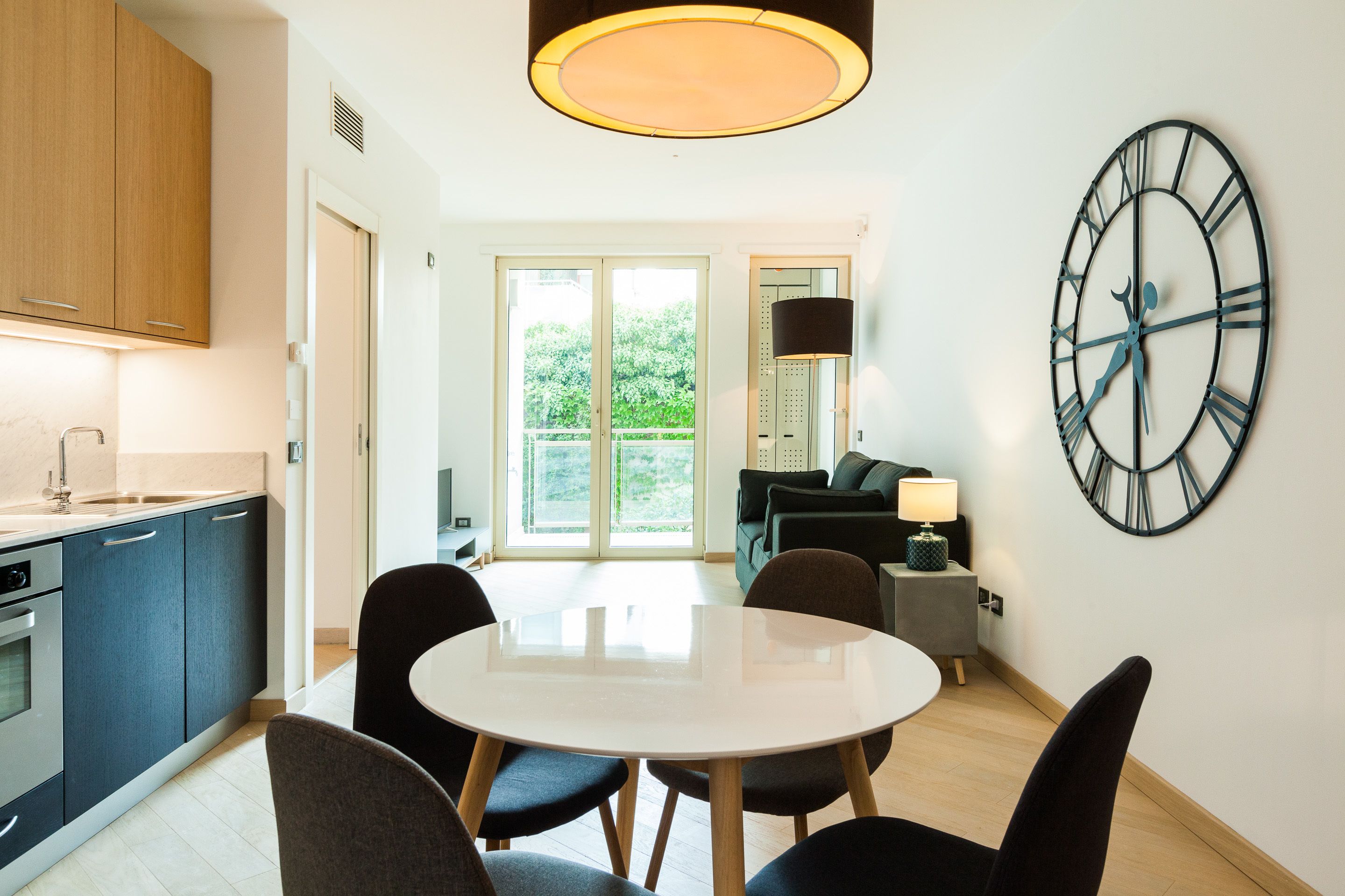 アパートメント クイーンベッド 1 台ソファーベッド付き | リビング エリア | 薄型テレビ