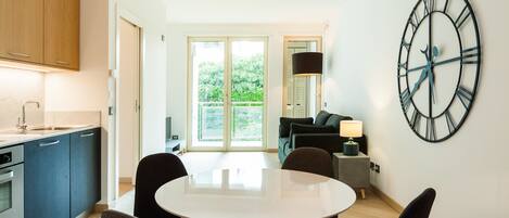 アパートメント クイーンベッド 1 台ソファーベッド付き | リビング エリア | 薄型テレビ