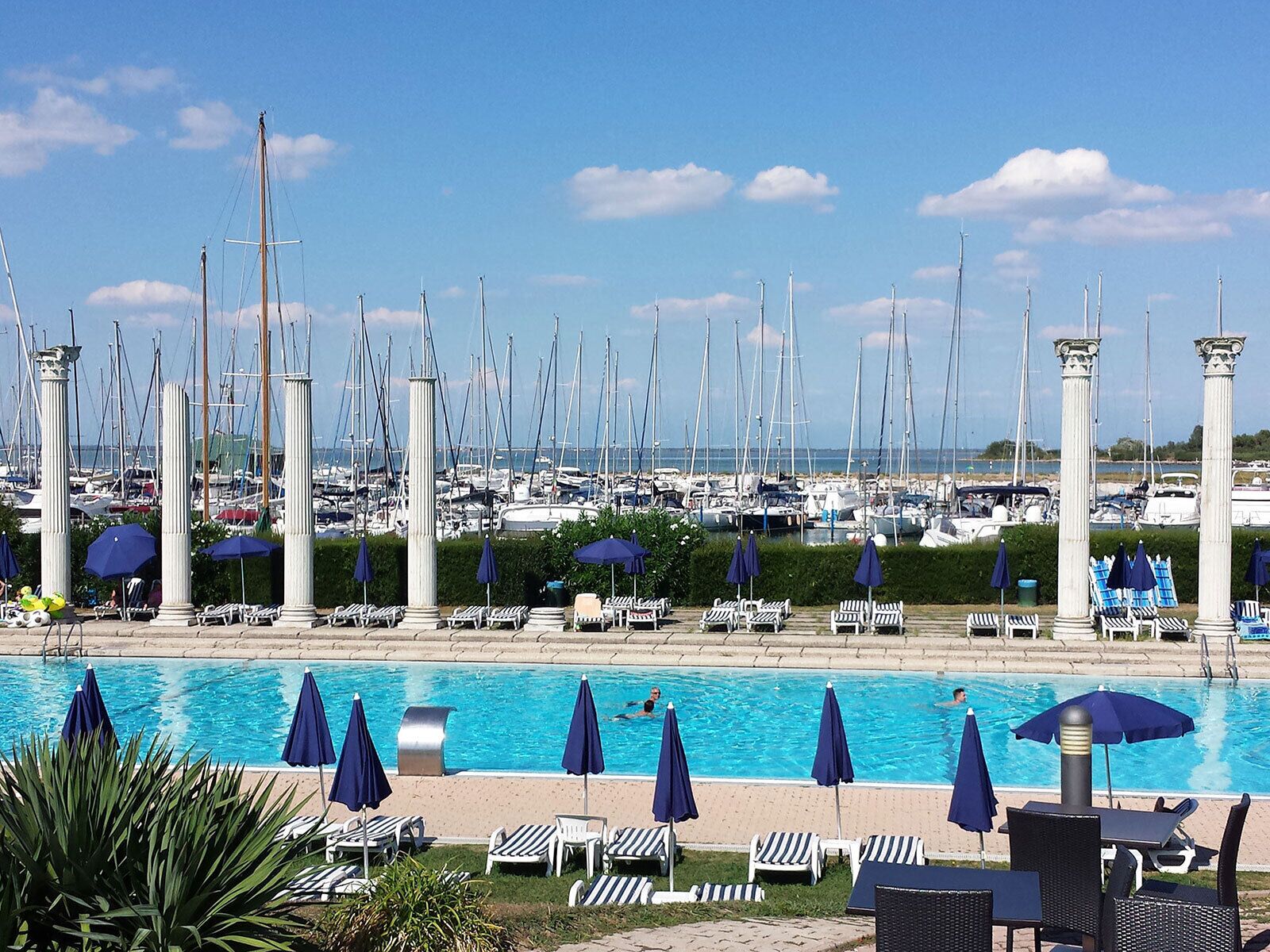 Una piscina al aire libre de temporada