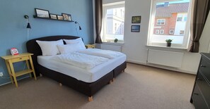 Classic Double Room, Ensuite, City View (Zimmer 1) | 1 bedroom - bed & Kitchen (Schleswig)