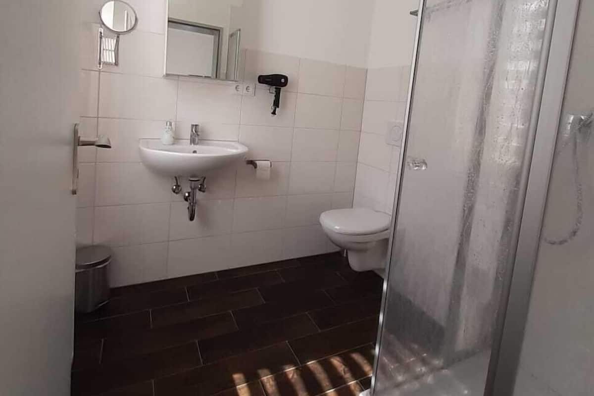 Classic Double Room, Ensuite, City View (Zimmer 1) | Bathroom