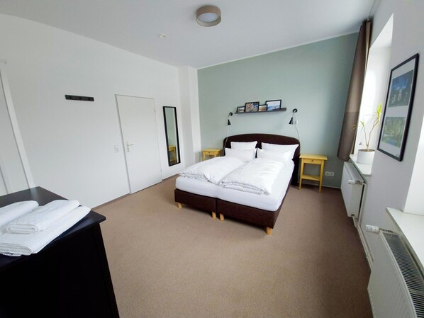 Classic-Doppelzimmer, mit Bad, Stadtblick (Zimmer 1) | 1 Schlafzimmer