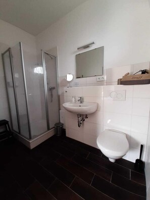 Basic Double Room, Ensuite, City View (Zimmer 2) | Bathroom - bed & Kitchen (Schleswig)