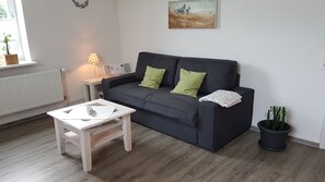 Klassiek appartement, 1 slaapkamer, niet-roken, uitzicht op tuin (Gröde) | Woonruimte | Een 80-cm flatscreentelevisie met satellietzenders en een televisie