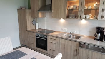 Classic Apartment (Langness) | Private kitchen | Fridge, stovetop, electric kettle, toaster