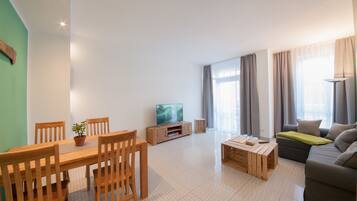 Apartment, 1 Schlafzimmer, Terrasse, Erdgeschoss (incl. 80€ + 25€ pp service fee) | Wohnbereich