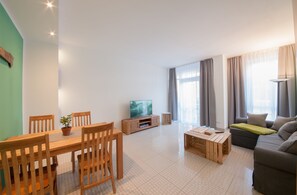 Appart'hôtel, 1 chambre, terrasse, rez-de-chaussée (incl. 80€ + 25€ pp service fee) | Coin séjour | Télévision à écran plat