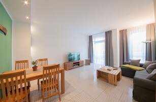 Condo, 1 quarto, terraço, no piso térreo (incl. 80€ + 25€ pp service fee) | Área de estar | TV de tela plana