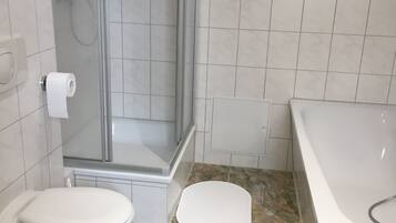 Nhà, 2 phòng ngủ | Phòng tắm | Vòi sen/bồn tắm kết hợp, máy sấy tóc, khăn tắm